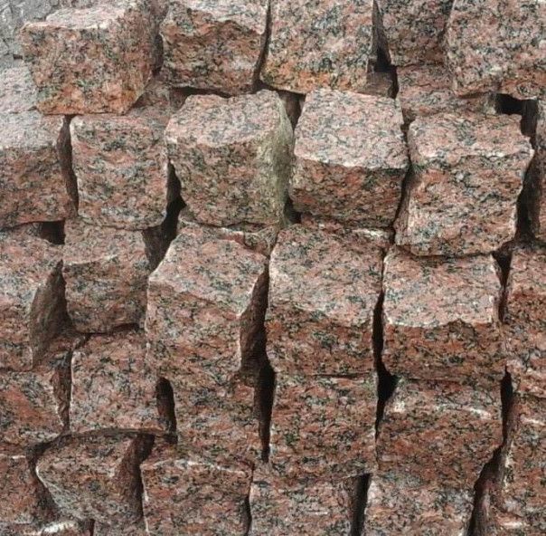 Брусчатка колотая из Малышевского гранита 